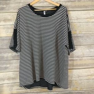 Cable and‎ Gauge Short Sleeve Black and Gray Top